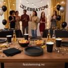 SVART BORDDEKKING OG PYNT (illustrasjonsbilde) thumbnail