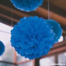 STOR ROYAL BLÅ POMPOM DEKORASJON (illustrasjonsbilde) thumbnail