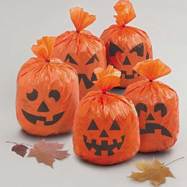 PYNT TIL HALLOWEEN MED GRESSKAR LØVSEKKER